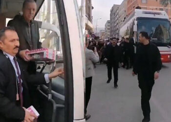 Erdoğan throws toys to earthquake survivors, calls elections “a critical juncture”