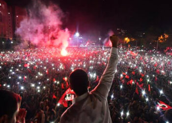 Voters greet Istanbul mayor at airport after mob attack in east Turkey