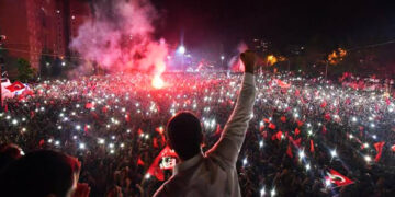 Voters greet Istanbul mayor at airport after mob attack in east Turkey