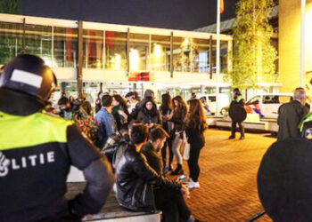 Amsterdam police intervene in fight at Turkish polling station