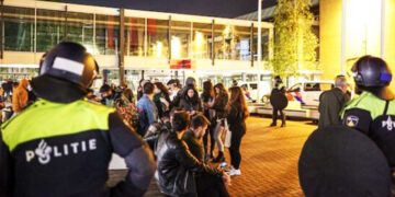 Amsterdam police intervene in fight at Turkish polling station