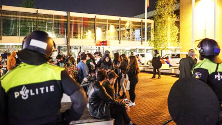Amsterdam police intervene in fight at Turkish polling station