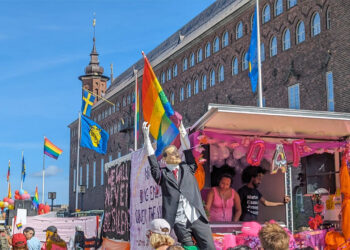 Erdoğan effigy resurfaces with rainbow flag at Stockholm Pride, Turkey condemns ‘heinous act’