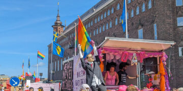 Erdoğan effigy resurfaces with rainbow flag at Stockholm Pride, Turkey condemns ‘heinous act’