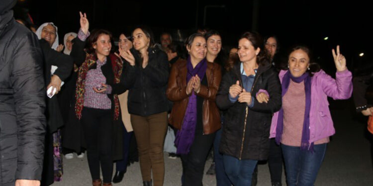 Τουρκία: Οι ιατρικές εκθέσεις αποκαλύπτουν την έκταση της αστυνομικής βίας εναντίον κρατουμένων ακτιβιστών για τα δικαιώματα των γυναικών