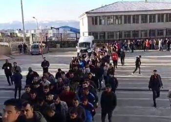 Pro-Kurdish party MP confronts queue of plain-clothed soldiers at polling station in Şırnak, Turkey