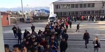 Pro-Kurdish party MP confronts queue of plain-clothed soldiers at polling station in Şırnak, Turkey