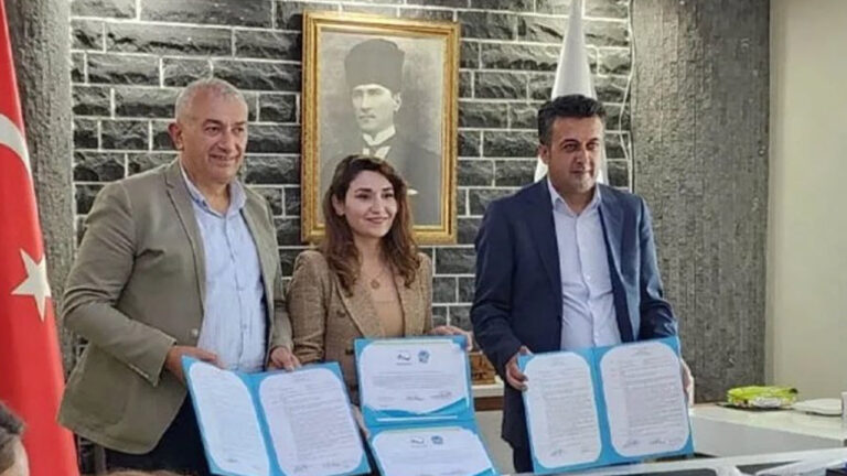Kurdish, Turkish municipalities sign partnership to counter division