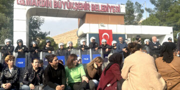 Turkey: Kurdish cities protest trustee appointments, defy police blockades