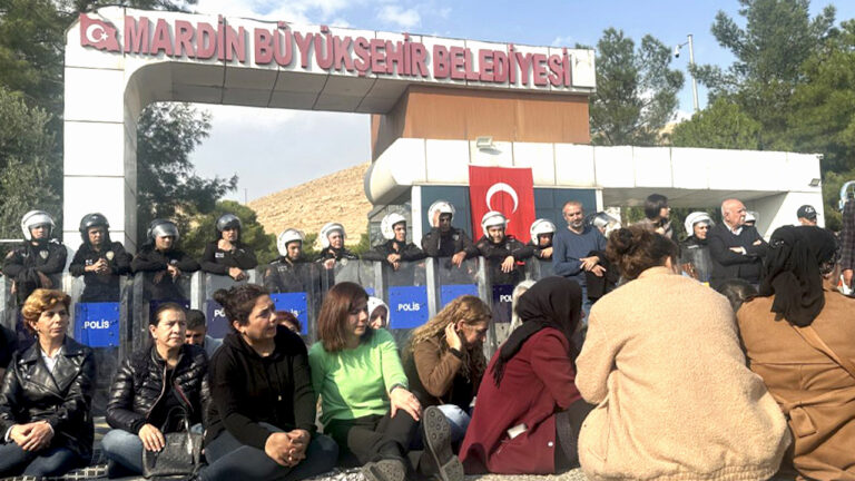 Turkey: Kurdish cities protest trustee appointments, defy police blockades