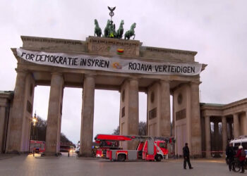 Berlin: Activists unfurl pro-Kurdish banner on Brandenburg gate